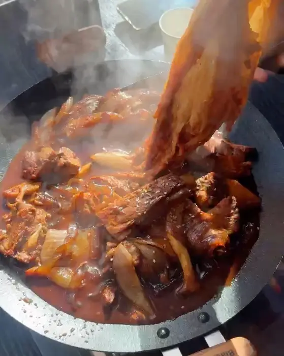 갈비찜을 집는 모습