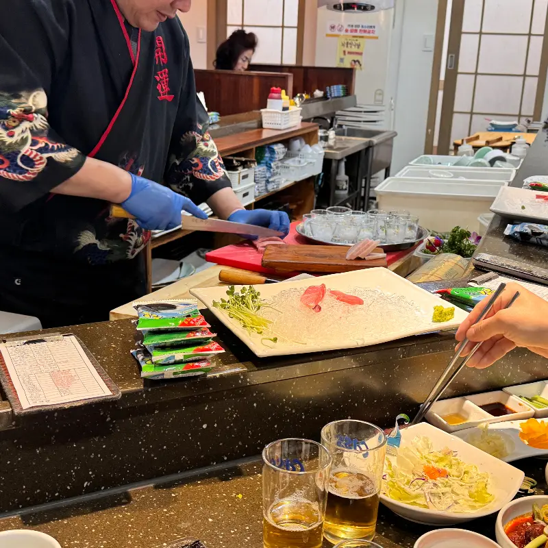 참치를 손질하는 셰프의 모습