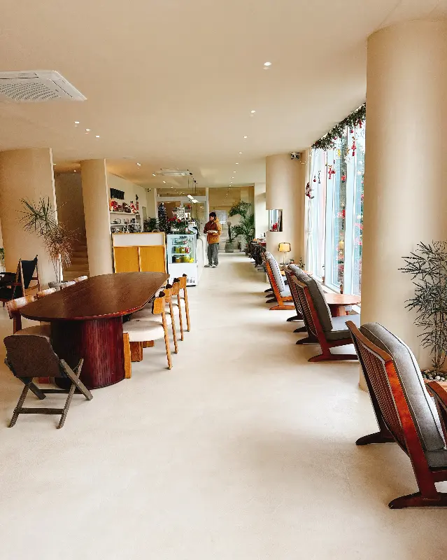 넓고 여유로운 카페 내부