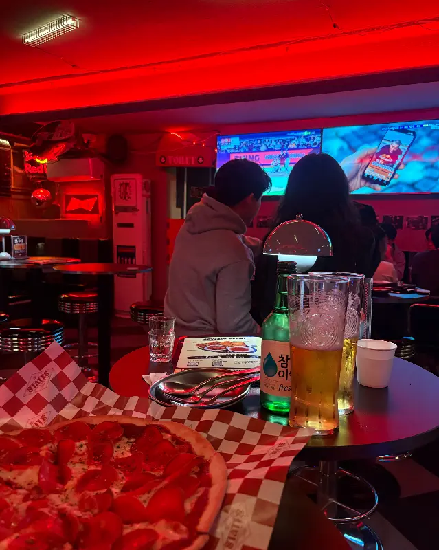 스테이츠 내부: 붉은 조명 아래 편안한 분위기를 즐길 수 있다.