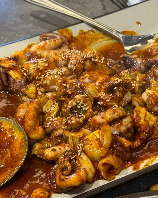 윤기가 좔좔 흐르는 쭈꾸미 볶음. 매콤한 양념과 쫄깃한 쭈꾸미의 조화가 환상적이다.