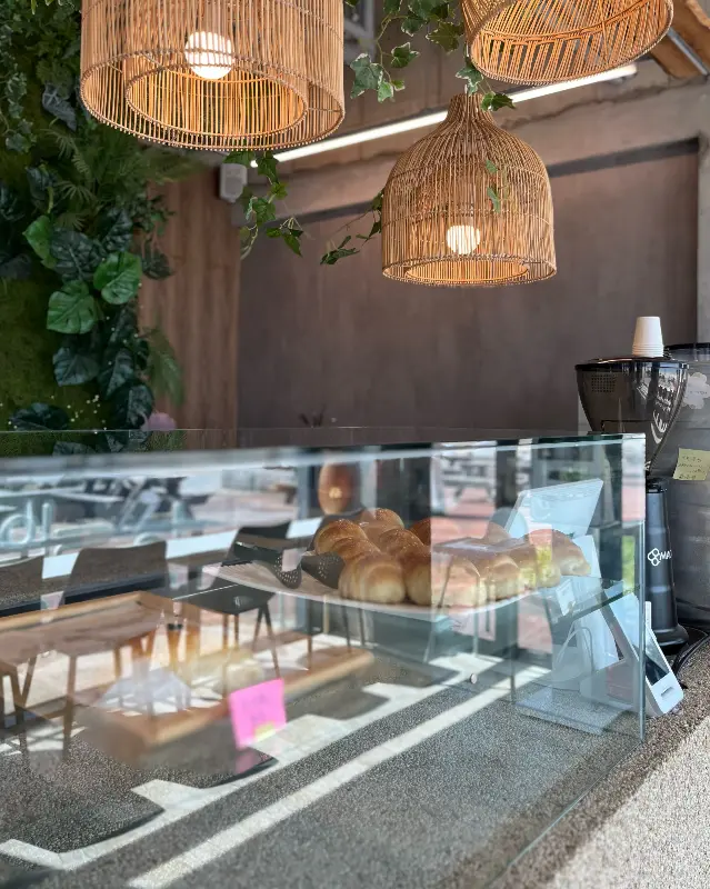 카페 내부 디저트 쇼케이스