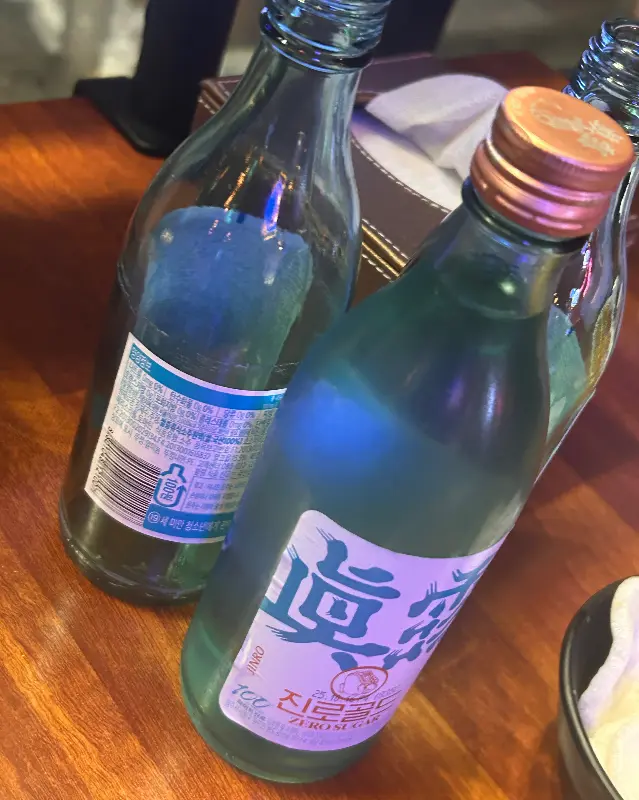 술병이 놓인 테이블