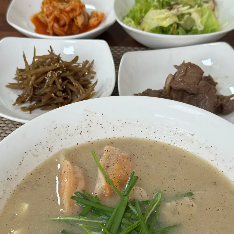 현미 떡만두국과 반찬들