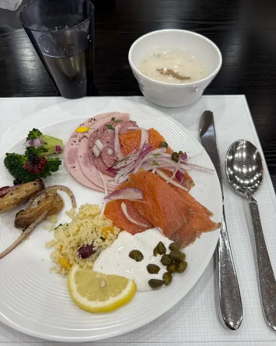 신선한 연어와 다양한 애피타이저가 담긴 접시