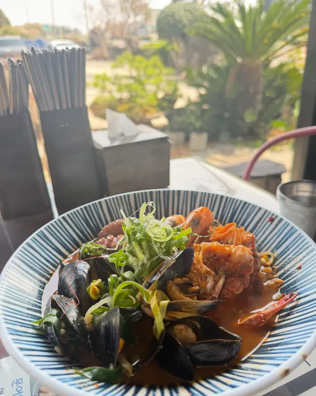 해물라면과 창밖 풍경