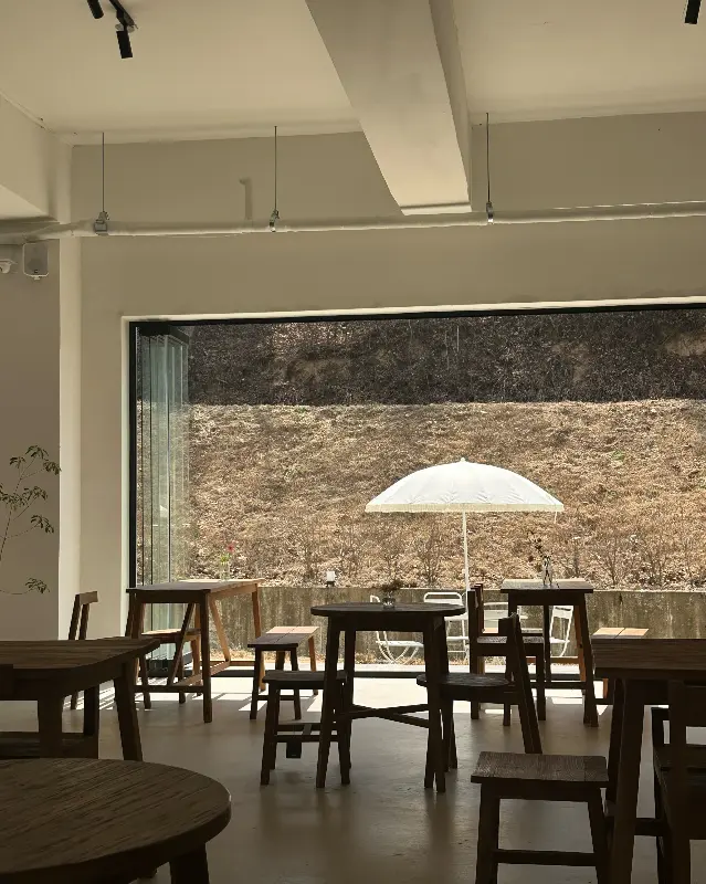 통창으로 보이는 바깥 풍경