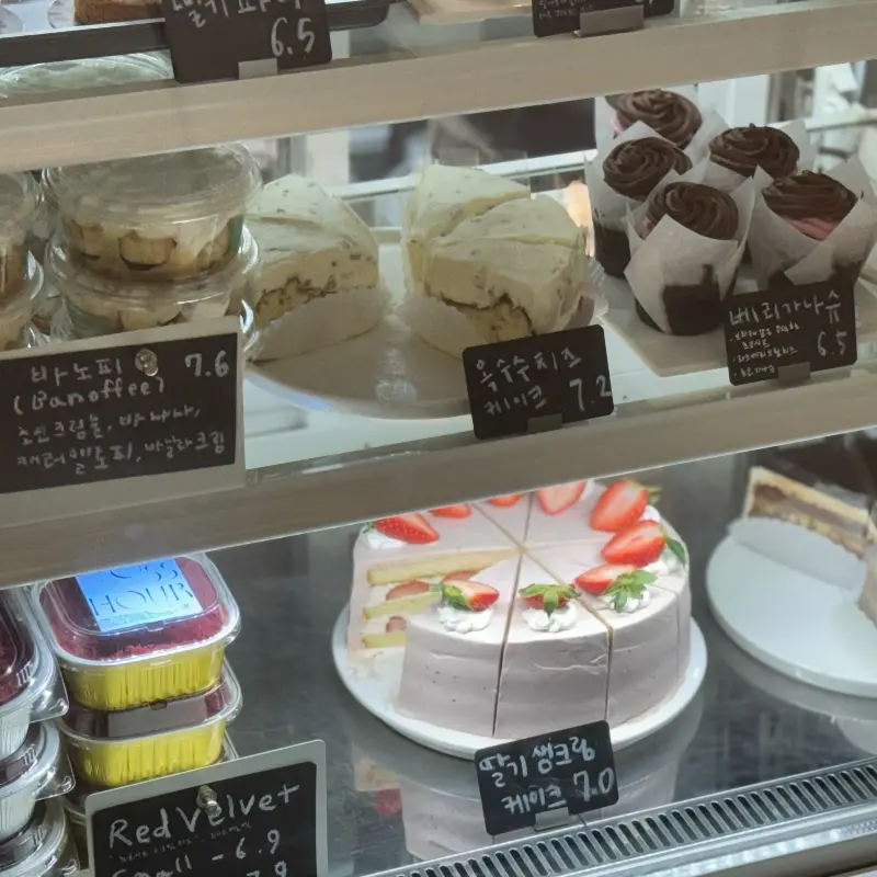 쇼케이스 안의 디저트