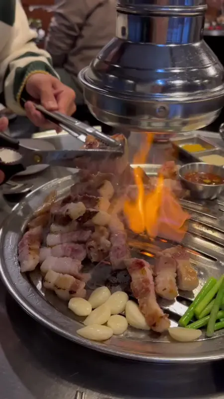 숯불에 구워먹는 돼지 껍데기