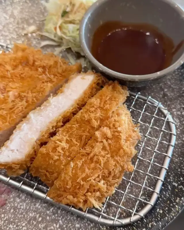 두툼한 고기가 인상적인 돈까스