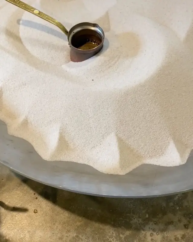 모래 속에서 끓고 있는 커피 포트