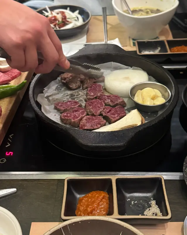 직원분이 직접 고기를 구워주는 모습