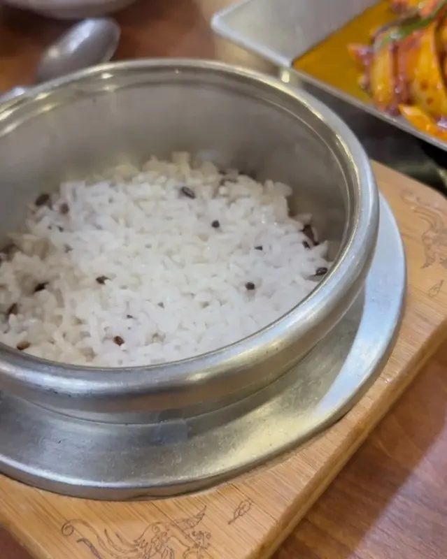 윤기가 흐르는 돌솥밥