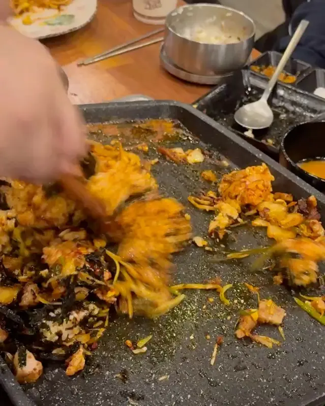 볶음밥을 만드는 모습