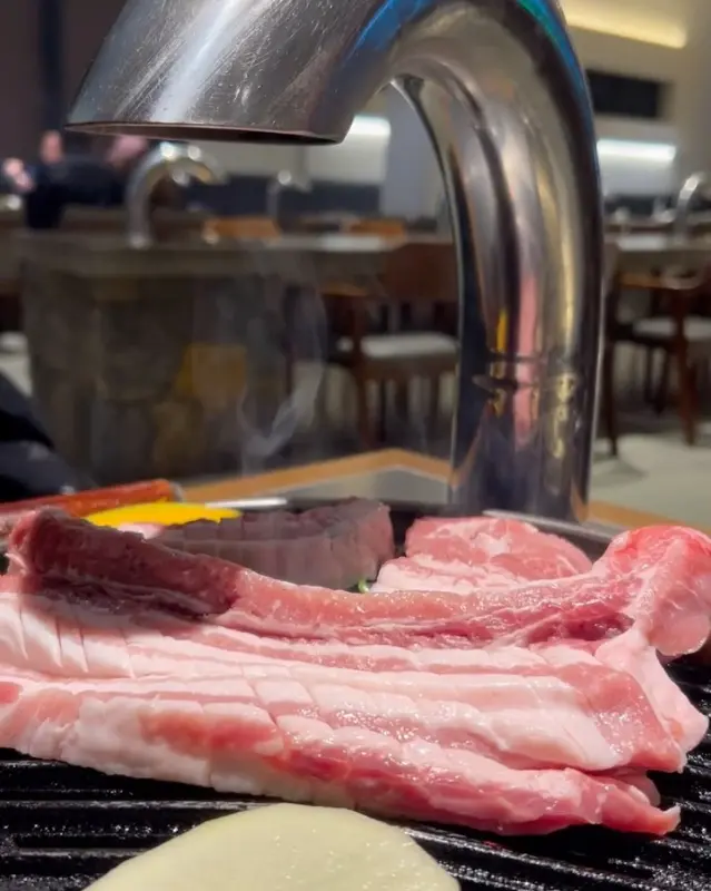 숯불 위에 구워지는 흑돼지