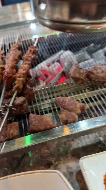 양꼬치 굽는 모습