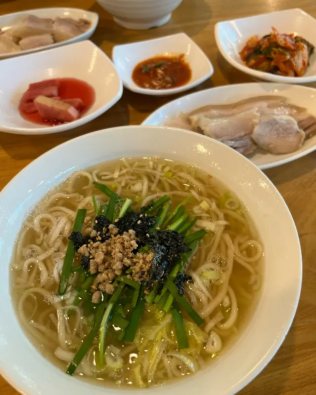 칼국수와 수육 한 상 차림