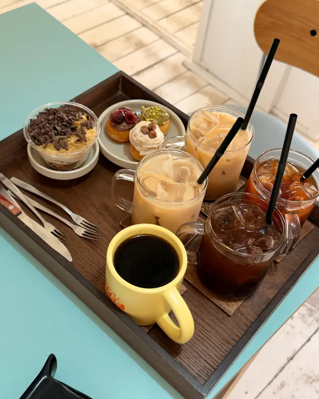 다양한 음료와 디저트가 담긴 쟁반의 모습. 먹음직스러운 비주얼이 눈길을 사로잡는다.