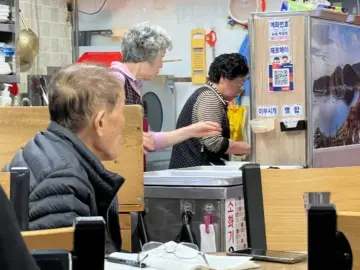 혼밥러, 남해 향촌 맛집에서 위로받다… ‘복이네전복죽’의 특별한 하루