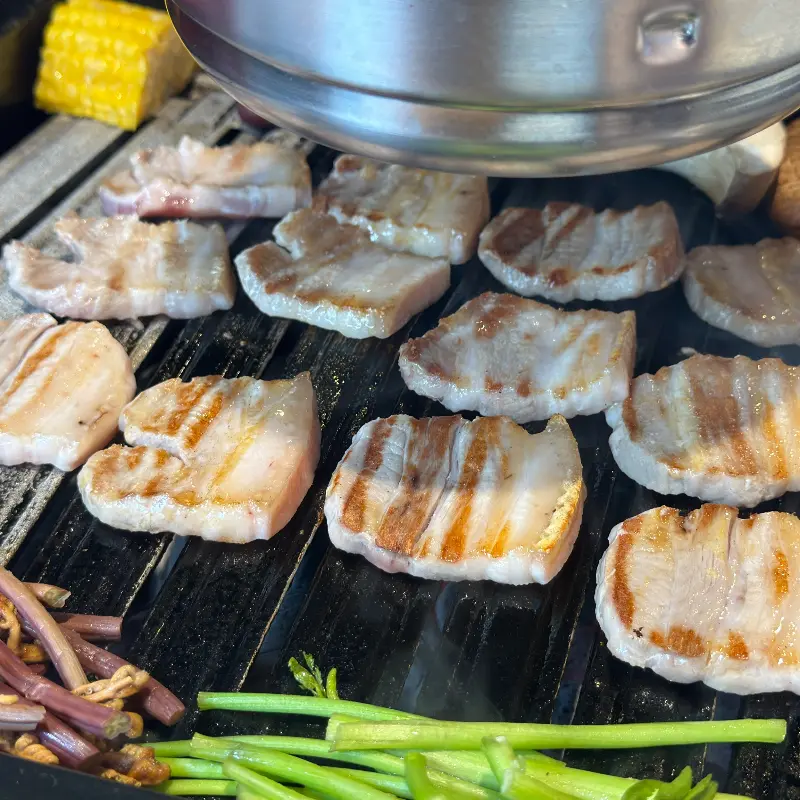 불판 위에 올려진 고기