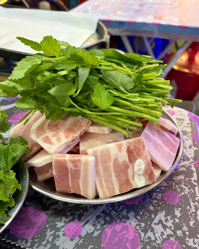 푸짐하게 차려진 미나리 삼겹살 한 상