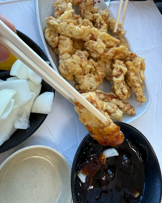 탕수육을 소스에 찍어 먹는 모습