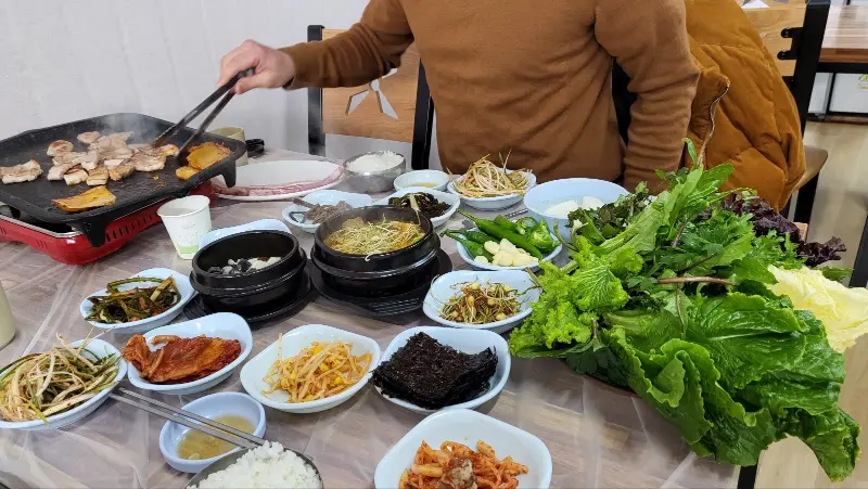 고향쌈밥 풍성한 쌈 채소