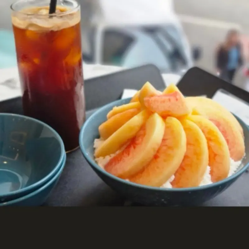 천도복숭아 빙수와 아이스 아메리카노가 함께 놓여 있는 모습