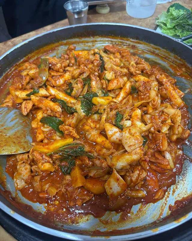 맛있게 익어가는 닭갈비