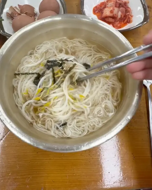 잔치국수와 곁들여 먹는 김치, 맥반석 계란