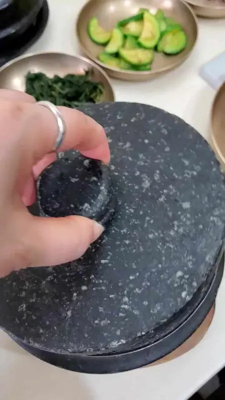 돌솥밥 뚜껑 여는 모습