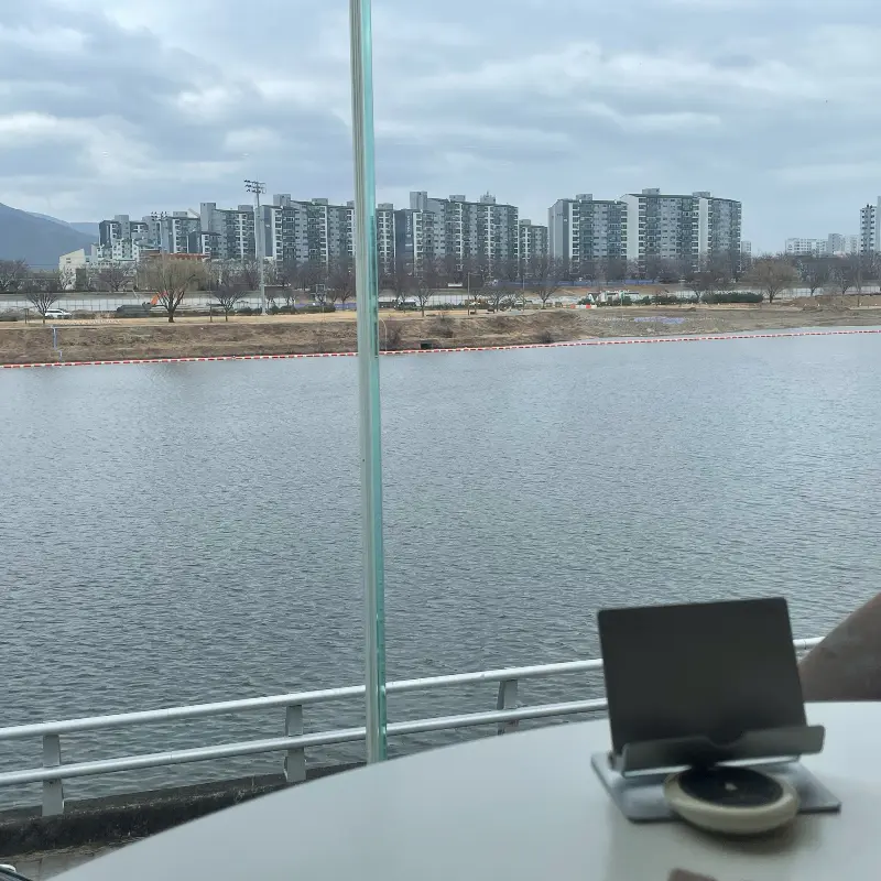 창밖으로 보이는 금호강 뷰
