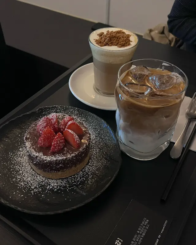 딸기 타르트와 로투스 크림 라떼