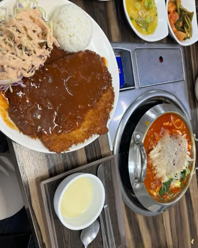 돼지찌개와 돈까스, 그리고 다양한 반찬들