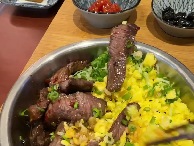 스테이크 솥밥의 풍성한 비주얼
