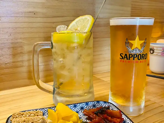 레몬 동동 띄운 하이볼과 맥주