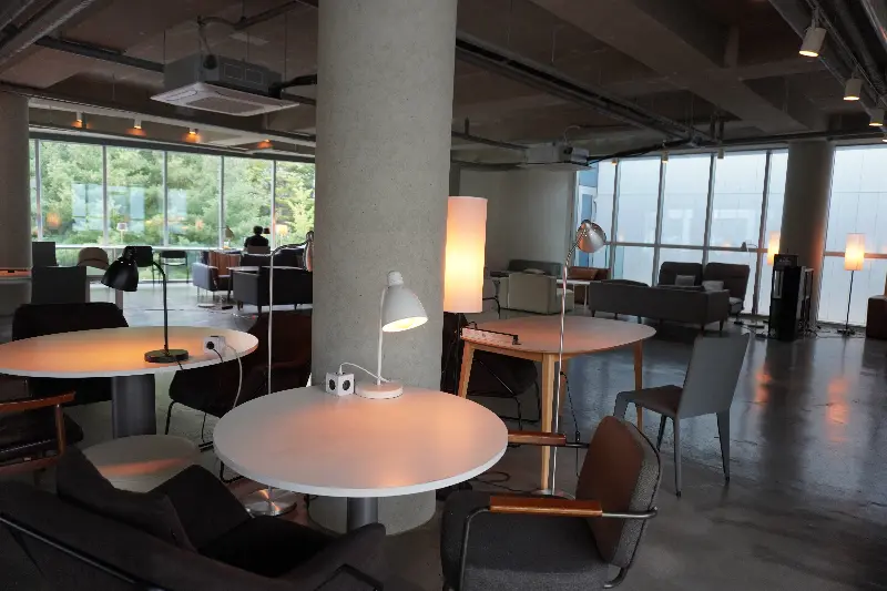 넓은 테이블과 편안한 의자