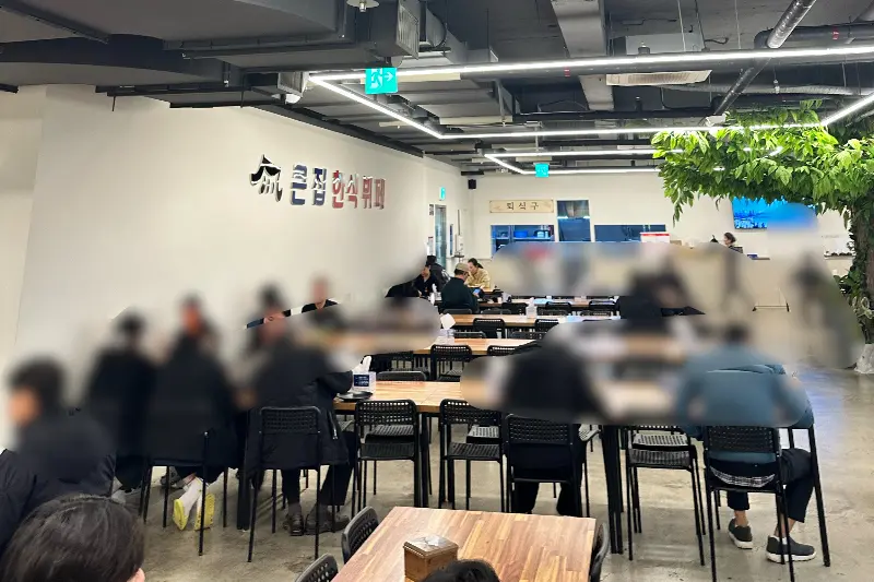 맛깔스러운 한식 반찬들. 보기만 해도 군침이 돈다.