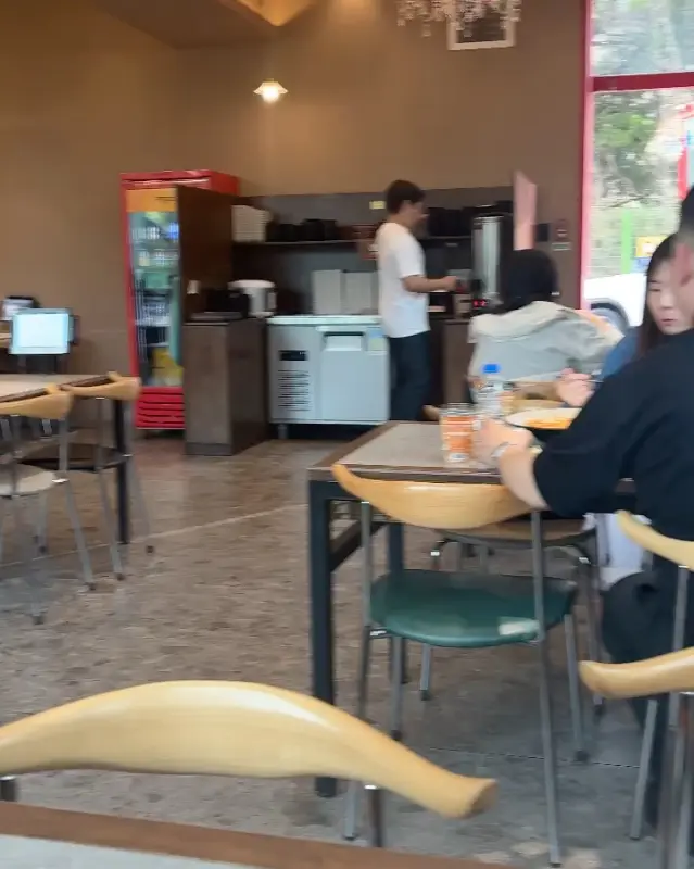 넓고 깨끗한 매장 내부