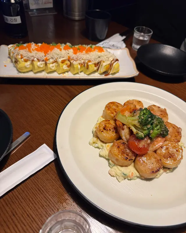 다양한 해산물이 어우러진 풍성한 한 상