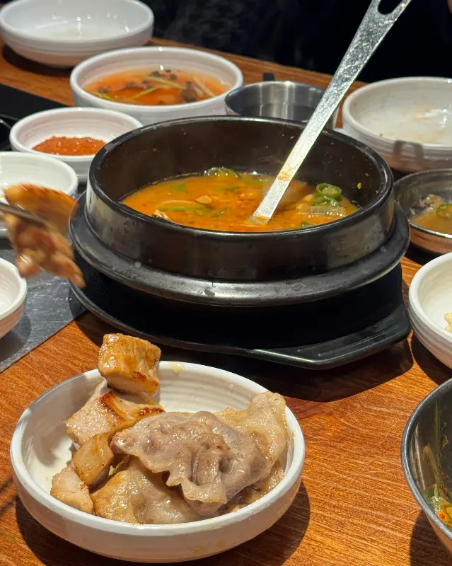 돌판 위에 구워진 삼겹살과 김치의 조화