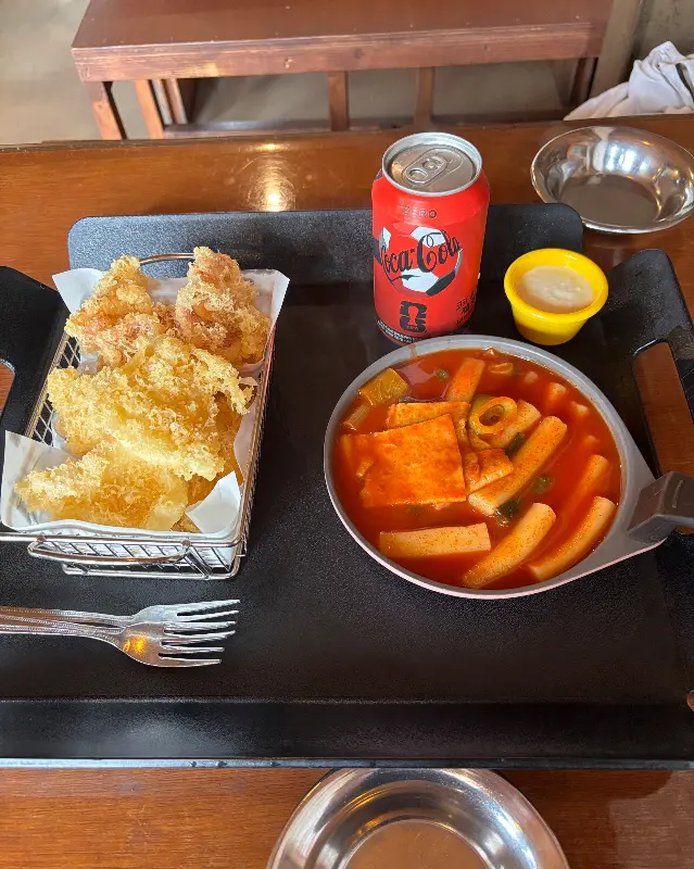 떡볶이와 튀김, 콜라의 완벽한 조합