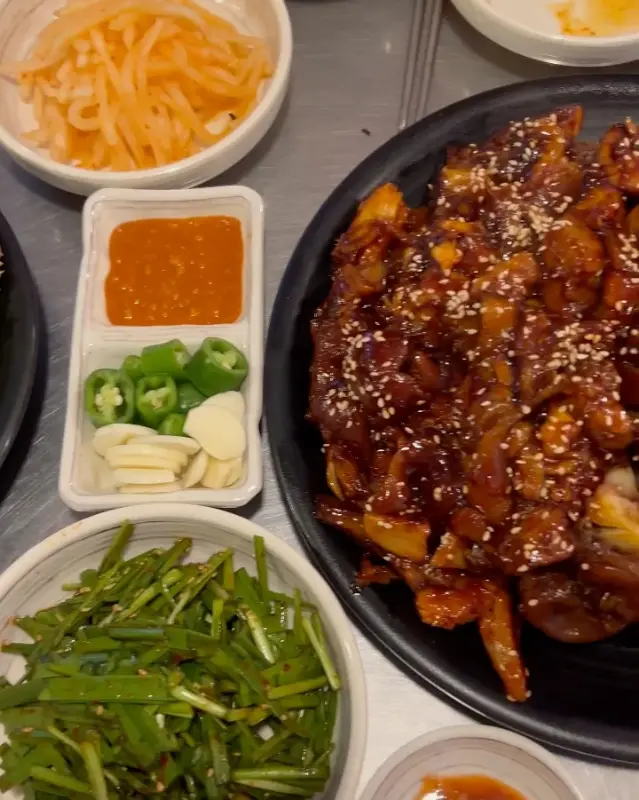 매콤한 양념이 입맛을 돋우는 불족발