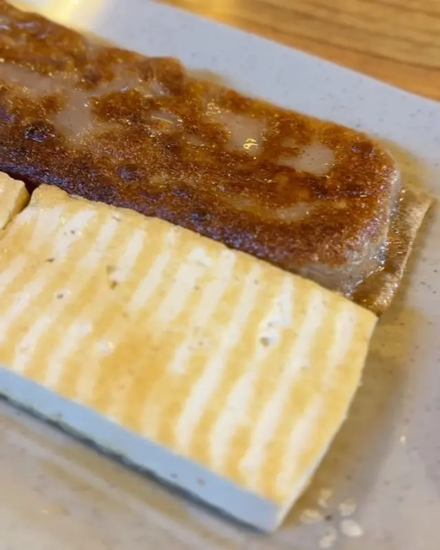 노릇노릇하게 구워진 두부부침과 전병 클로즈업 사진.