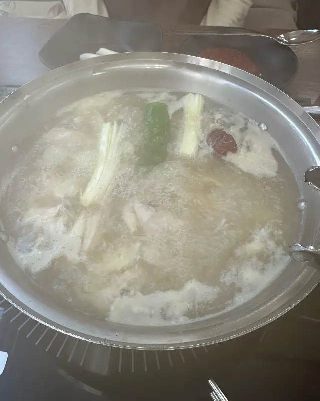 본가닭탕의 닭한마리, 뽀얀 국물이 예술이다.