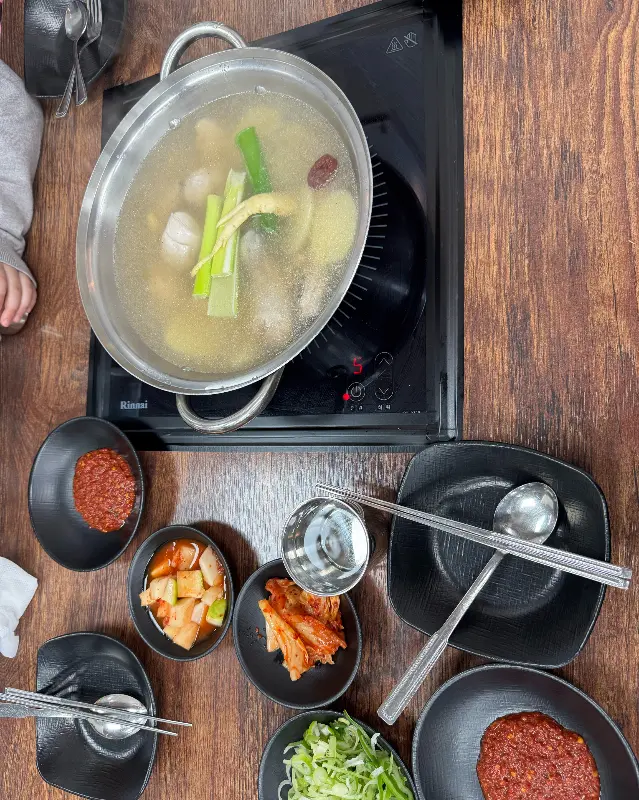 깔끔하게 차려진 본가닭탕의 닭한마리 한 상차림