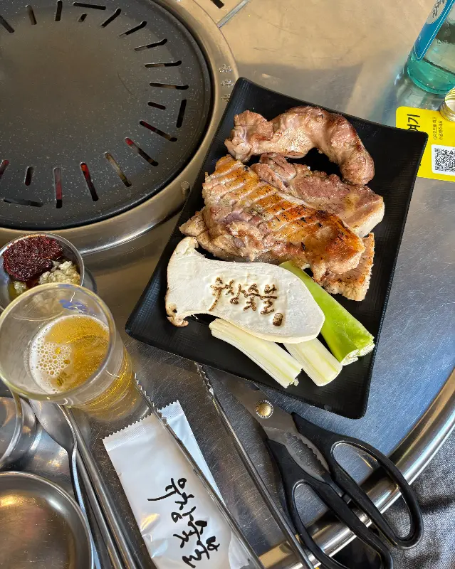 잘 구워진 고기 한 상