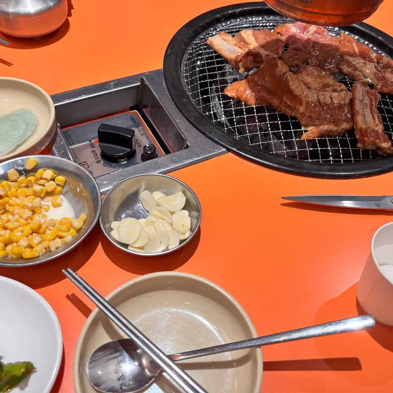 노릇노릇 구워진 갈비와 다양한 밑반찬