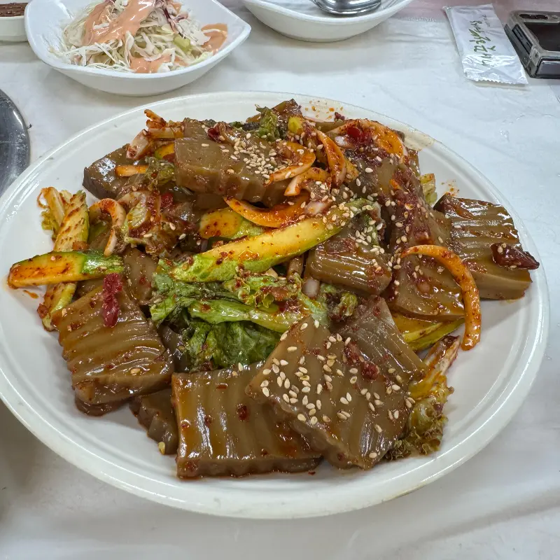 윤기가 흐르는 도토리묵