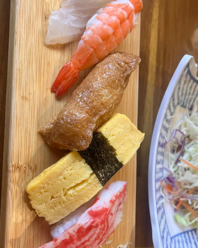 정갈하게 담겨 나온 초밥